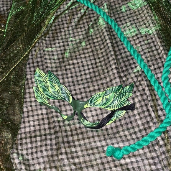 A BEAUTIFUL Poison Ivy costume, great for themed parties, Halloween & etc 💚🥳 - Picture 4 of 10